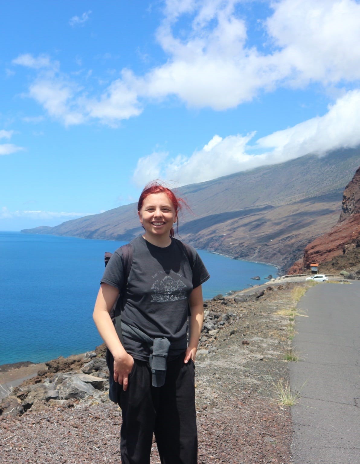 Studentin Juljana Knab in Wanderkleidung in schöner Landschaft auf Teneriffa