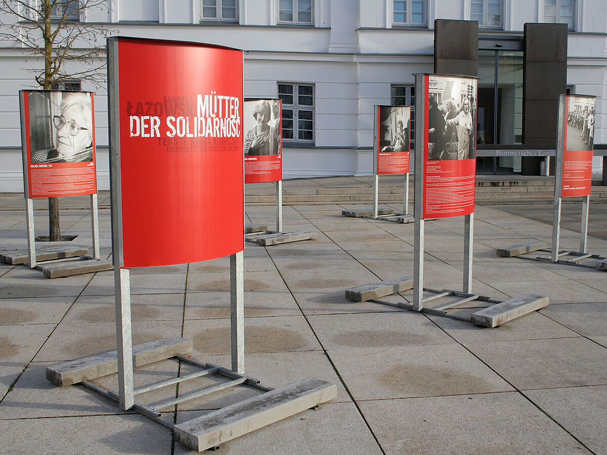 Ausstellung von Foto- und Informationsaufstellern vor dem Pommersches Landesmuseum - Foto: Jan Meßerschmidt