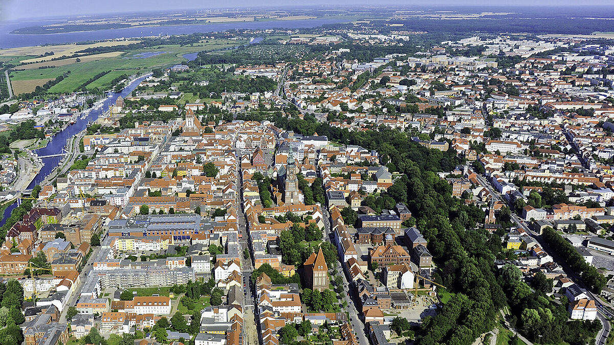 Luftbild von der Innenstadt Richtung Greifswalder Bodden