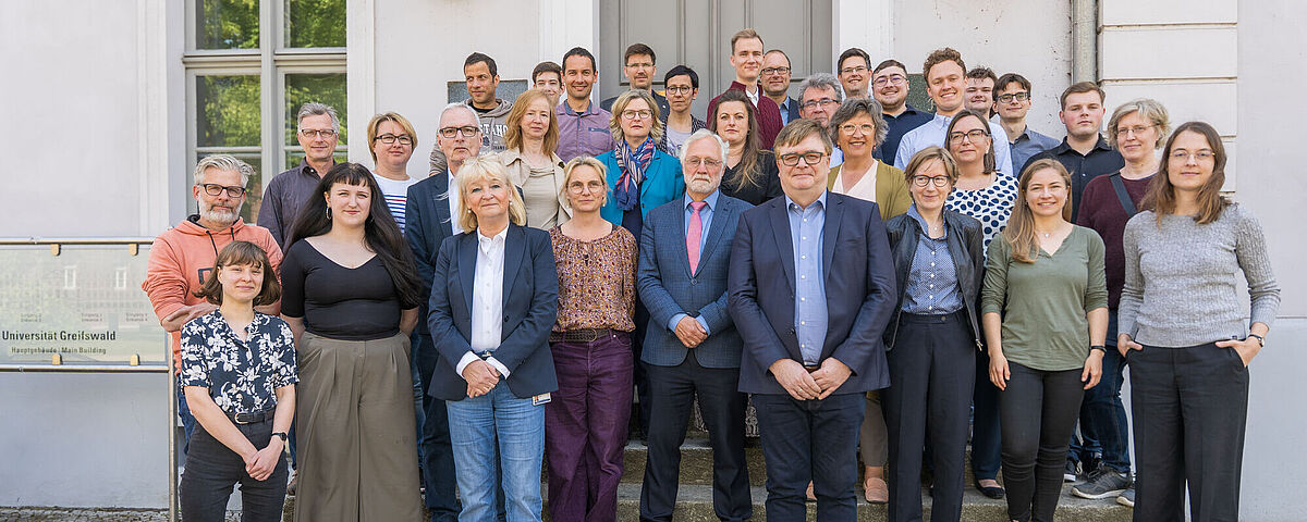 Gruppenbild des Senats im Mai 2025 Auf dem Bild ist der Senat in seiner Zusammensetzung im Mai 2025 zu sehen. Die Gruppe steht auf der Treppe vor dem Hauptgebäude der Universität.