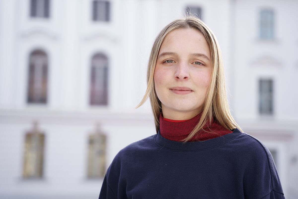 Campusspezialistin, Mathilda König Ein Porträt von Mathilda König vor dem Universitätshauptgebäude.