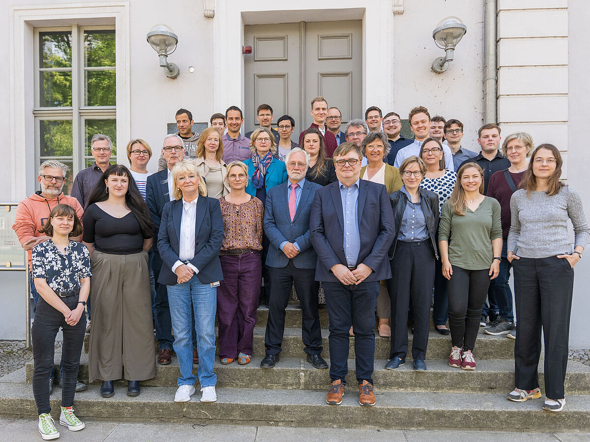 Gruppenbild des Senats im Mai 2025 Auf dem Bild ist der Senat in seiner Zusammensetzung im Mai 2025 zu sehen. Die Gruppe steht auf der Treppe vor dem Hauptgebäude der Universität.