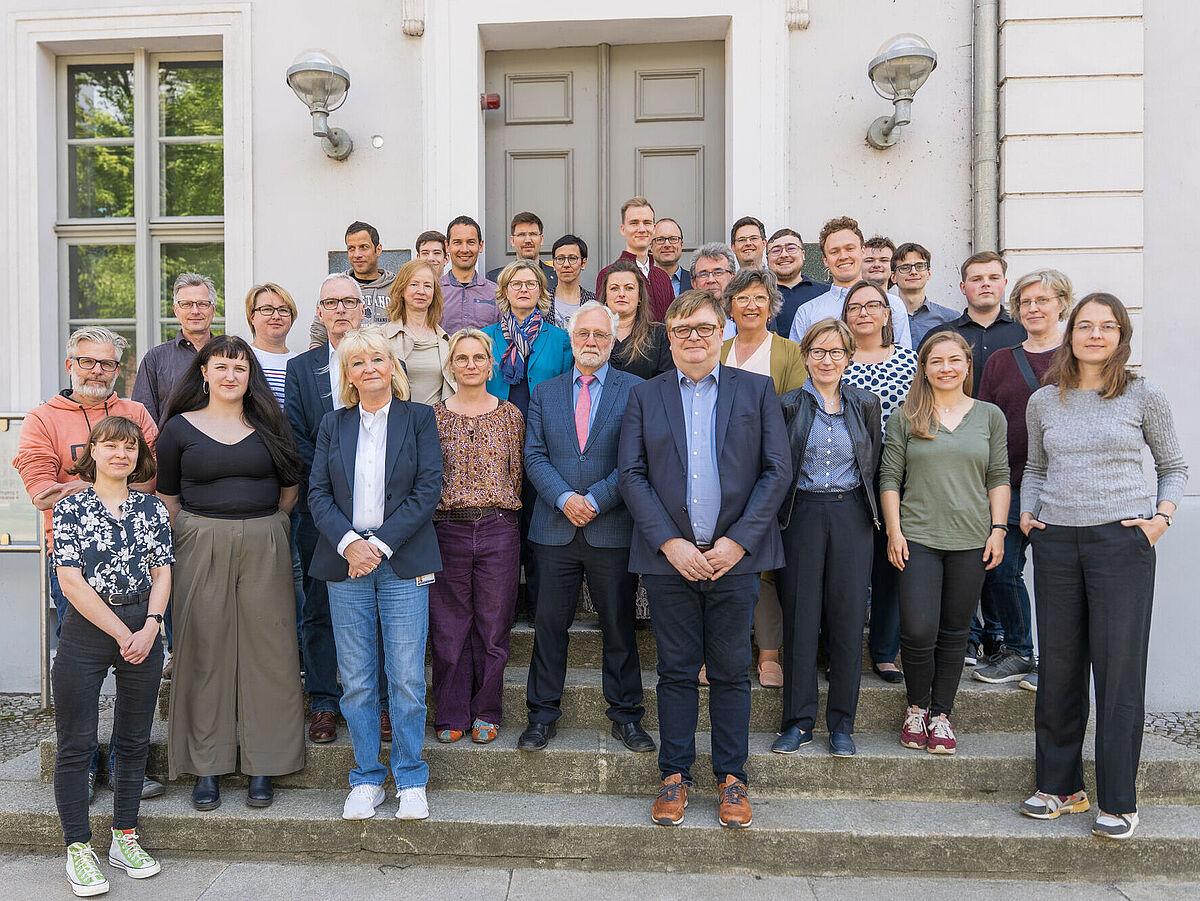 Gruppenbild des Senats im Mai 2025 Auf dem Bild ist der Senat in seiner Zusammensetzung im Mai 2025 zu sehen. Die Gruppe steht auf der Treppe vor dem Hauptgebäude der Universität.