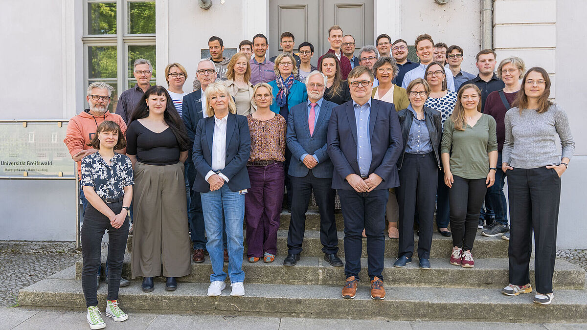 Gruppenbild des Senats im Mai 2025 Auf dem Bild ist der Senat in seiner Zusammensetzung im Mai 2025 zu sehen. Die Gruppe steht auf der Treppe vor dem Hauptgebäude der Universität.