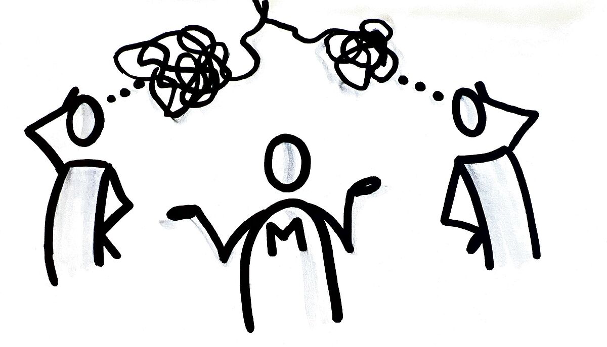 Eine Person steht als Mediator*in zwischen zwei Personen unterschiedlicher Konfliktparteien und hilft dabei die Gedanken zu ordnen, um gemeinsam über eine Lösung des Konflikts nachzudenken.