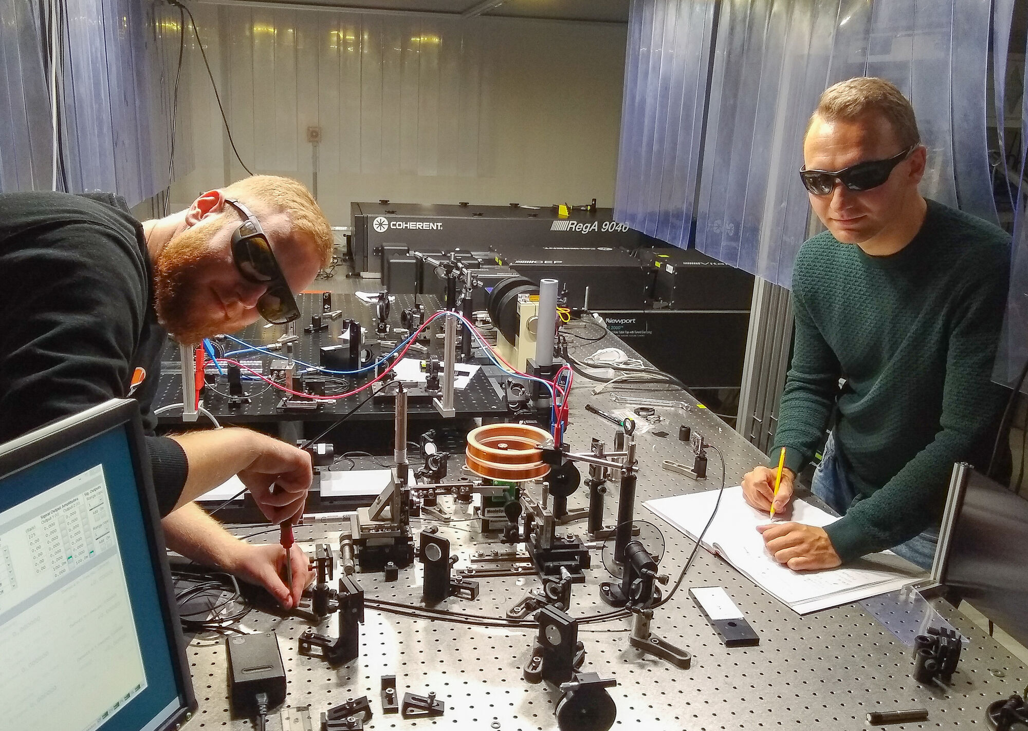 Two scientists (Finn Stiewe and Tobias Kleinke) constructing a terahertz system in the Münzenberg research group ©Jakob_Wakowski