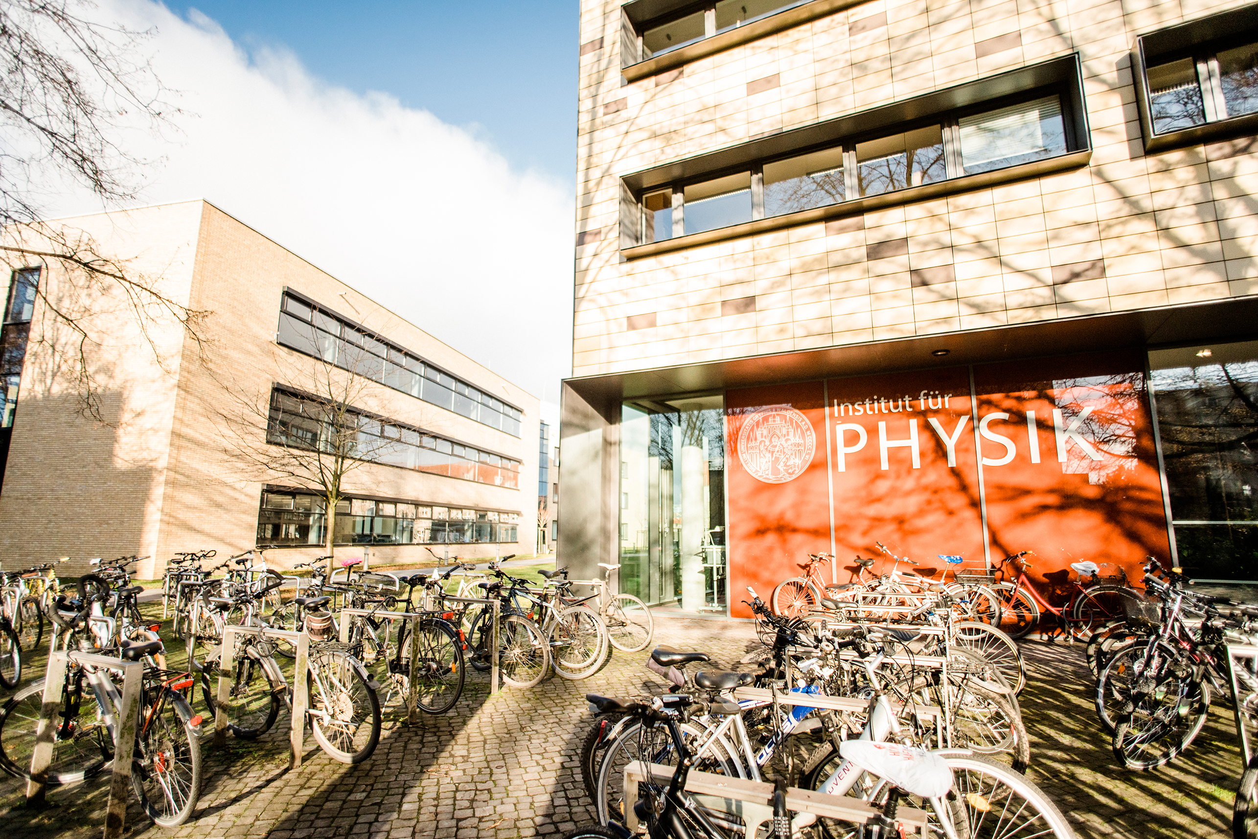 Außenansicht des Instituts für Physik der Universität Greifswald – Foto: Ole Kracht Außenansicht des Instituts für Physik der Universität Greifswald – Foto: Ole Kracht