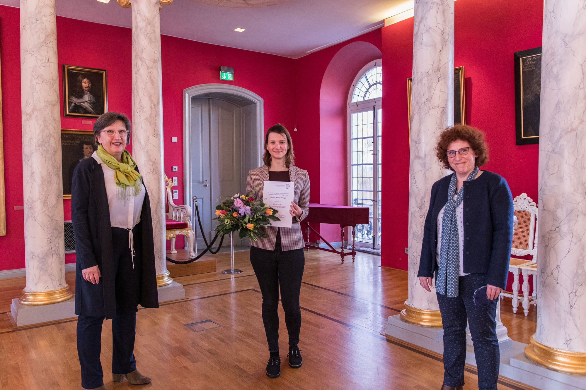 f.l.t.r. Ruth Terodde (Gender Equality Officer), Dr. Mandy Roheger (Award winner), Prof. Dr. Katharina Riedel (Rektor) – © Patrick Geßner, 2022 f.l.t.r. Ruth Terodde (Gender Equality Officer), Dr. Mandy Roheger (Award winner), Prof. Dr. Katharina Riedel (Rektor) – © Patrick Geßner, 2022