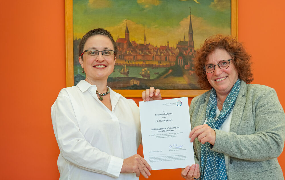 Award ceremony for Philipp Schwartz Fellowship (from left) Dr. Maria Mayerchyk, Rektorin Prof. Dr. Katharina Riedel © Jan Meßacerschmidt, 2022