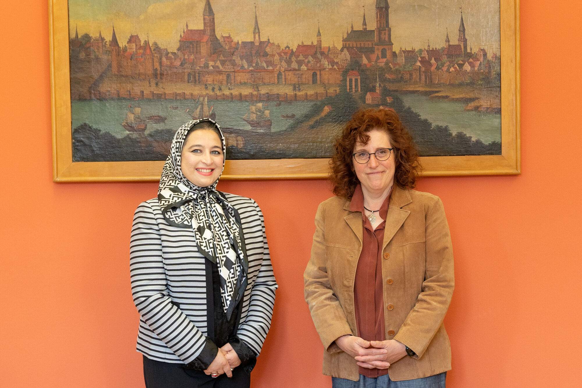 The Deputy Consul General of the U.S. Consulate General Hamburg, Mahvash Siddiqui (left), and Rector Prof. Dr. Katharina Riedel (right), © Patrick Gessner, 2023 The Deputy Consul General of the U.S. Consulate General Hamburg, Mahvash Siddiqui (left), and Rector Prof. Dr. Katharina Riedel (right)