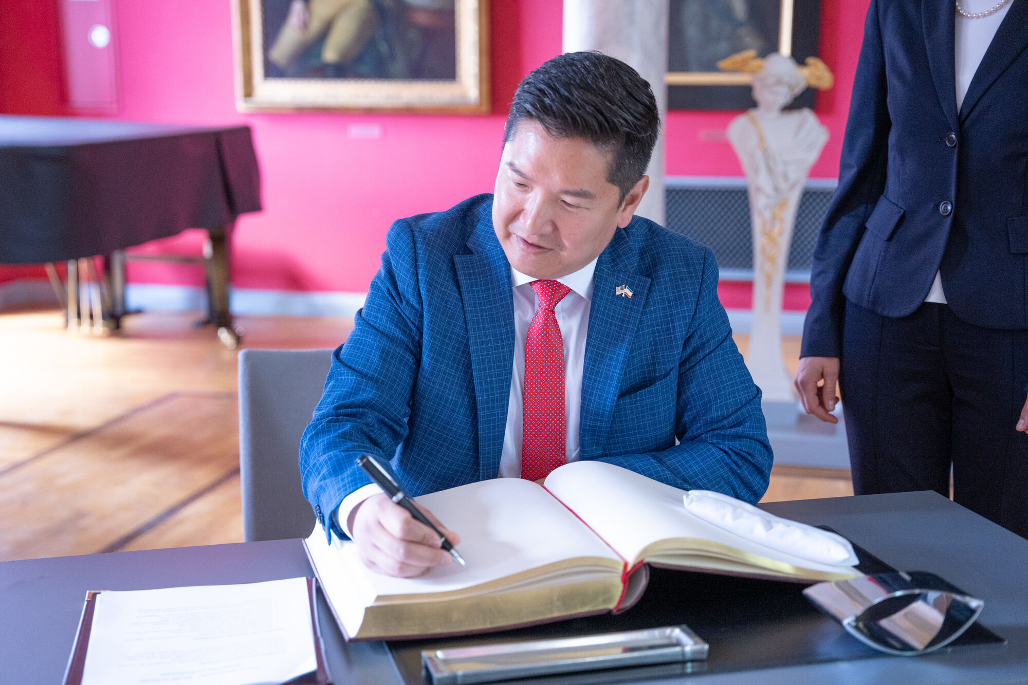 Eintrag des Generalkonsuls der USA, Jason Chue, in das Gästebuch der Universität Greifswald