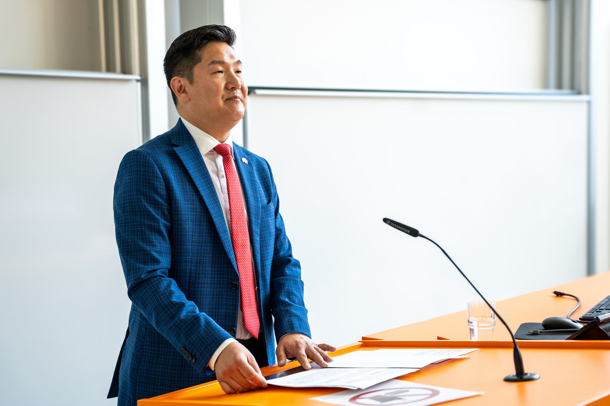 U.S. Consul General, Jason Chue, holding a keynote speech during the Dies academicus.