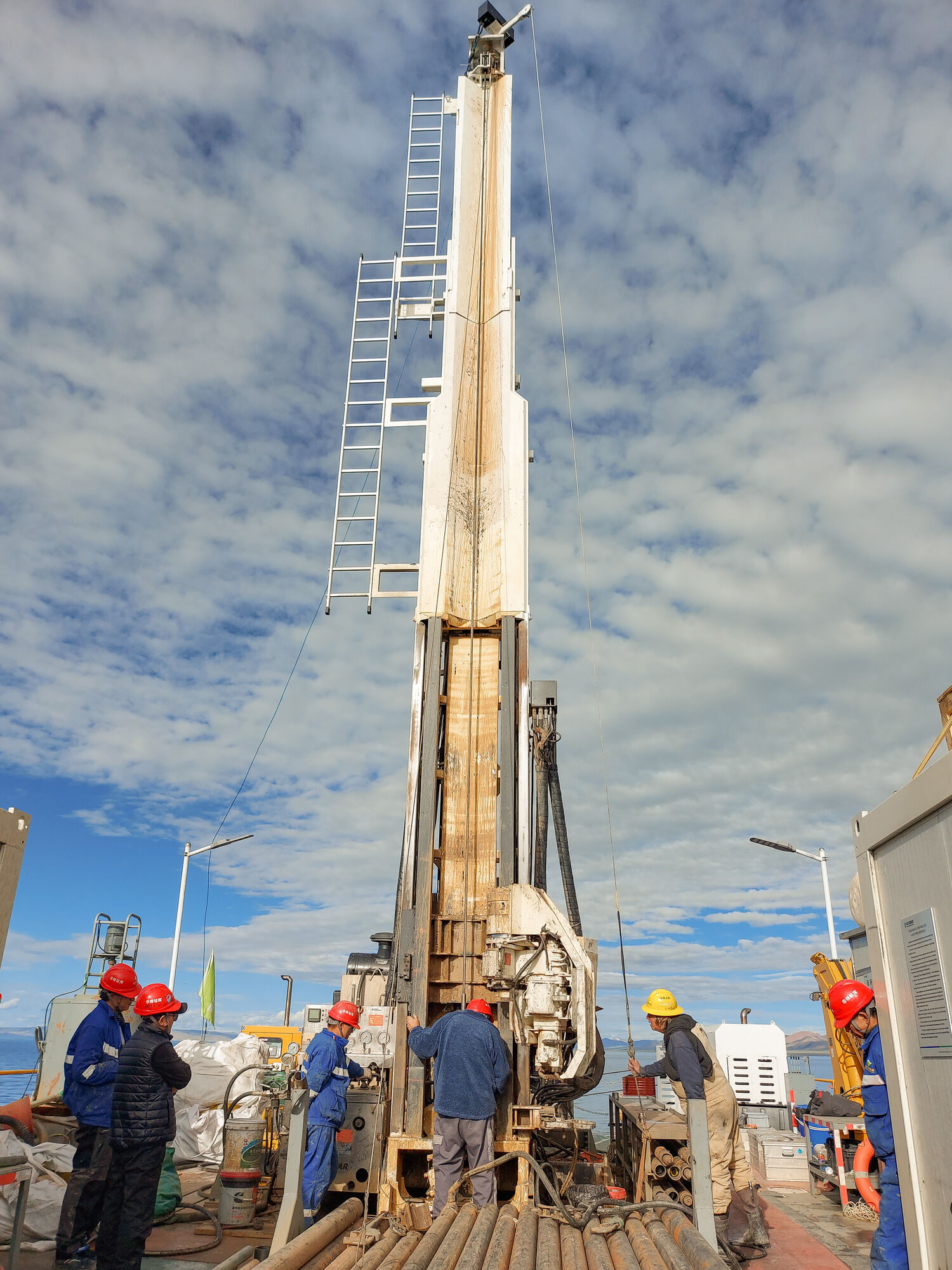 This drilling platform was used to drill holes to depths of more than 500 metres in Lake Namco in Tibet. © Prof. Dr. Claudia Wrozyna This drilling platform was used to drill holes to depths of more than 500 metres in Lake Namco in Tibet. © Prof. Dr. Claudia Wrozyna