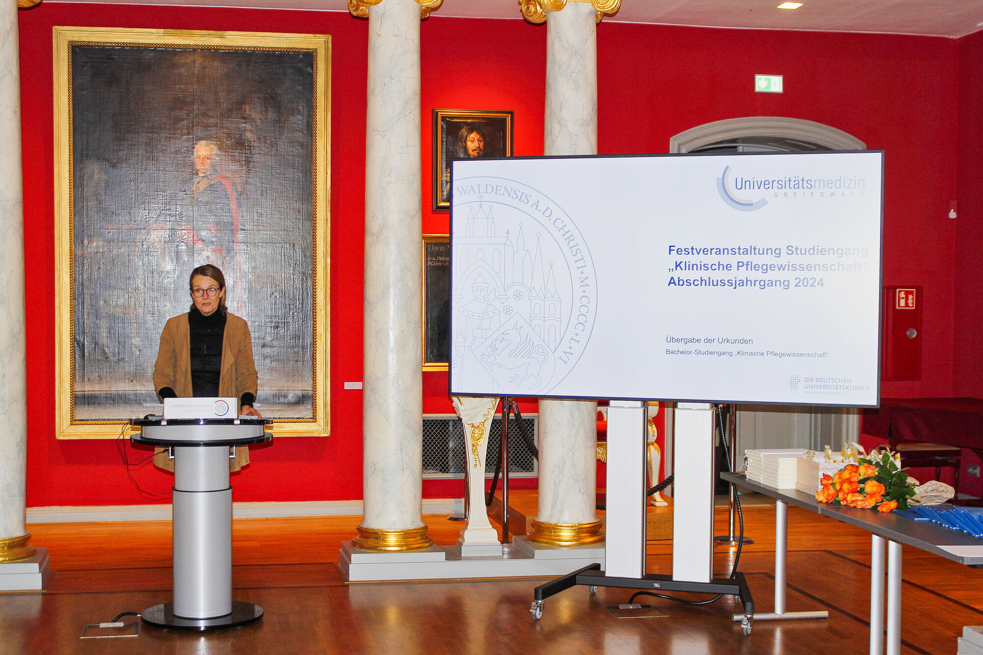 Exmatrikulation 2024 Ministerin Bettina Martin spricht zu den Absolvent*innen des Studienganges Klinische Pflegewissenschaft