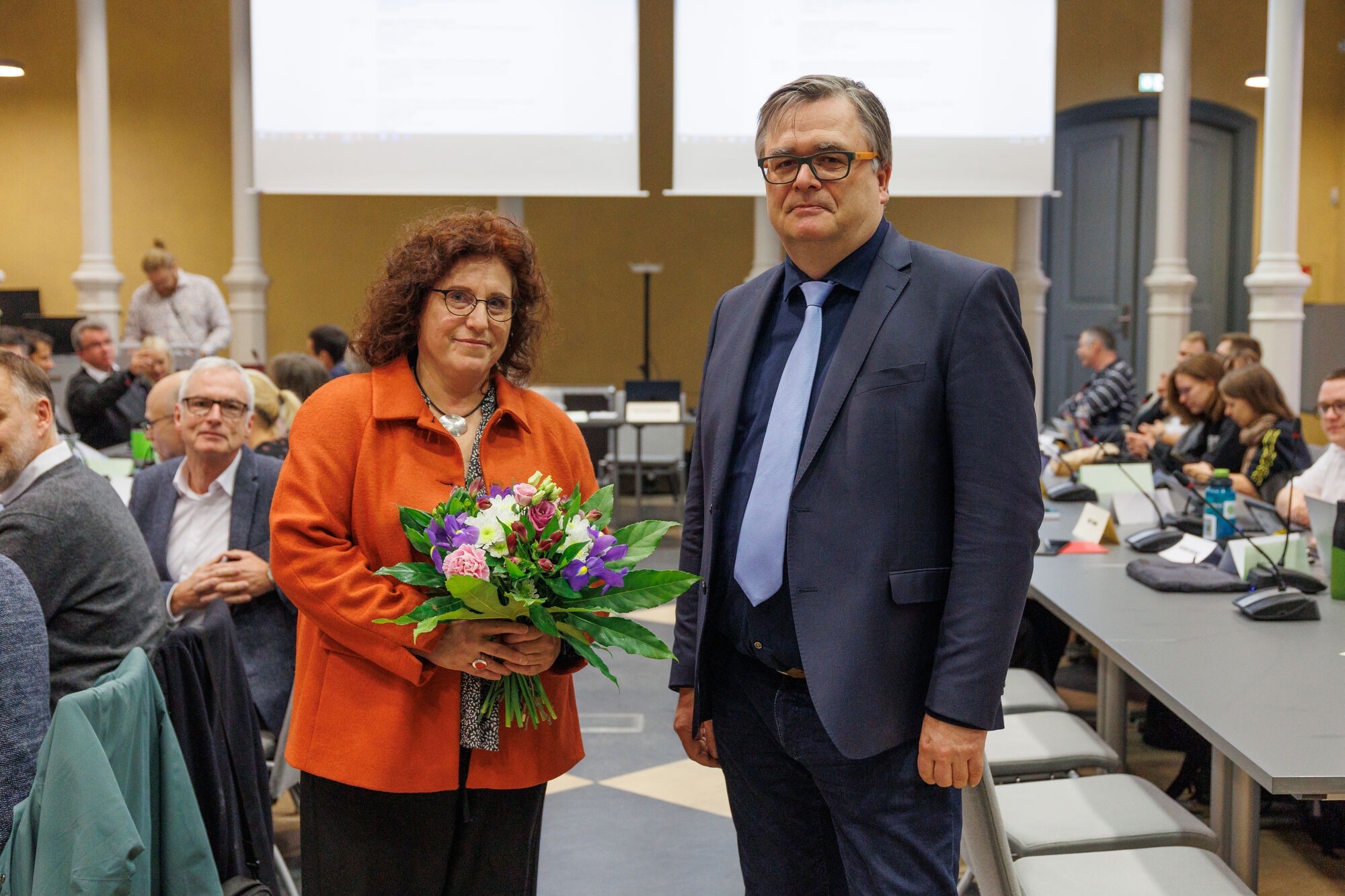 Re-election of the Rector 2024 Following re-election, Rector Prof. Dr. Katharina Riedel is congratulated by the Chairman of the Academic Senate Prof. Dr. Marko Pantermöller.