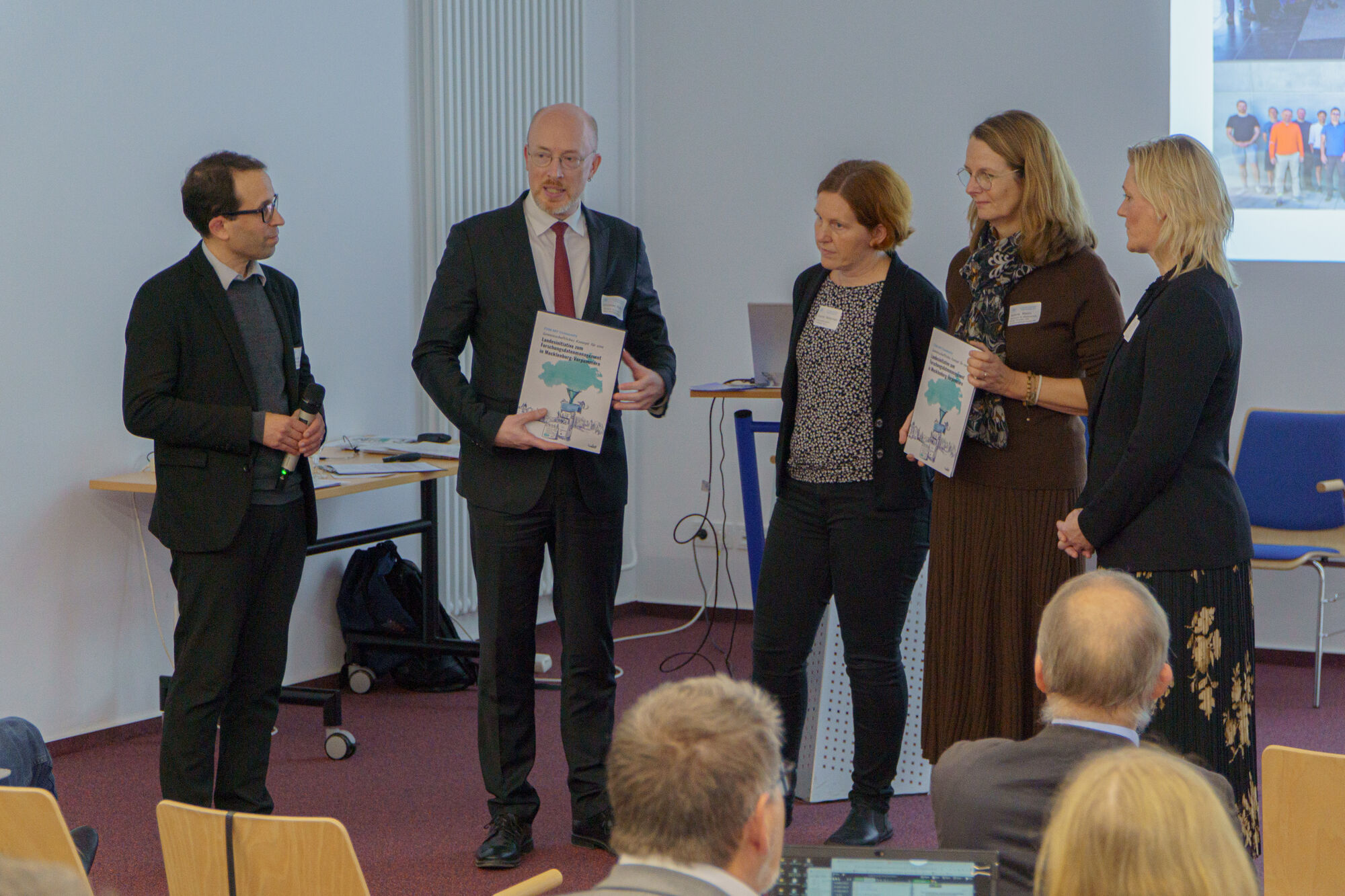 Datenkompass M-V Am 8. November 2024 wurde das Konzeptpapier für die Landesinitiative Forschungsdatenmanagement in Greifswald überreicht.