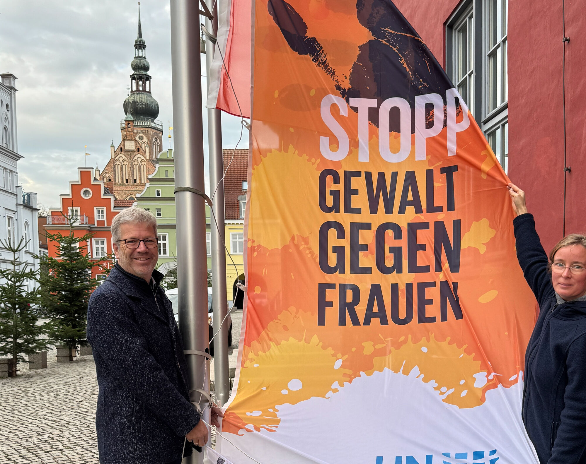 Orange Day 2024 Der Oberbürgermeister der Stadt hisst die die UN Woman-Fahne 2024 vor dem Rathaus.