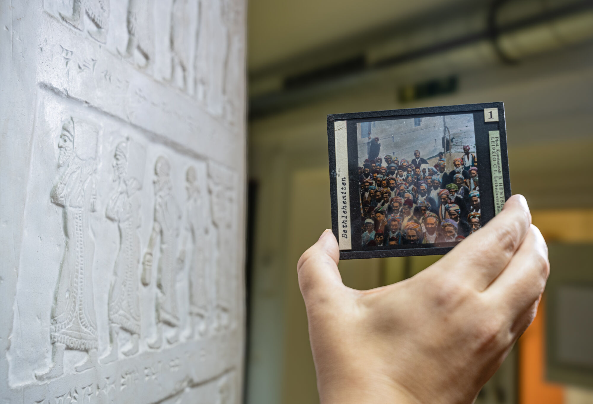 Photographic plate from the Dalman Collection at the Faculty of Theology © Jan Meßerschmidt, 2024 Photographic plate from the Dalman Collection at the Faculty of Theology, depicting a group of people in traditional clothing