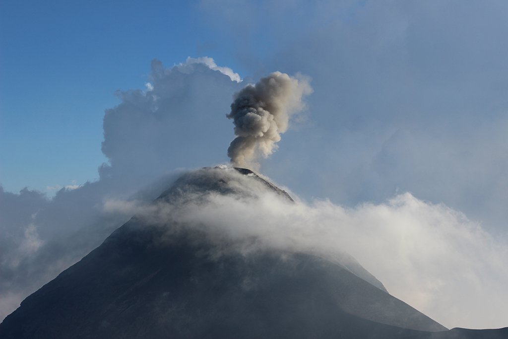 Daytime photo of the eruption of the Acatenango volcano in Guatemala. © Lisa Claus Daytime photo of the eruption of the Acatenango volcano in Guatemala.