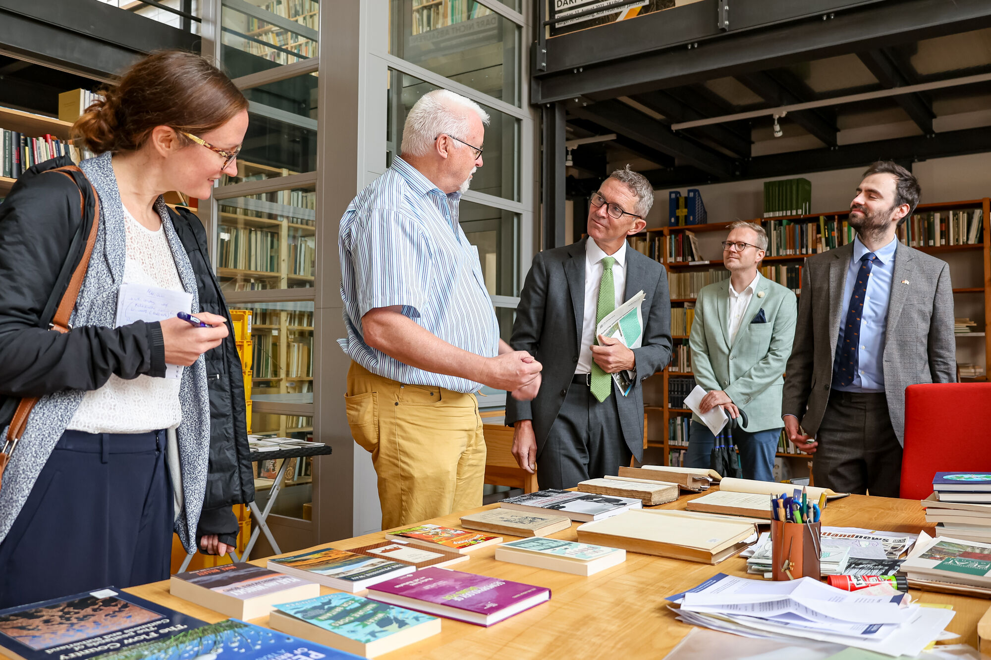 Britischer Botschafter Andrew Mitchell CMG zu Gast Britischer Botschafter Andrew Mitchell CMG zu Gast: Hier in der Moorbibliothek.