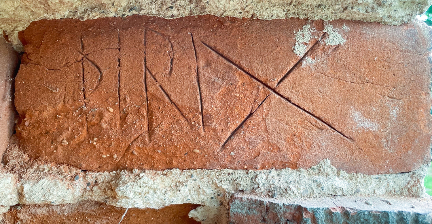 Backstein mit Inschrift „þiriX“. Östliche Außenmauer des Ostflügels des Klosters Eldena bei Greifswald mit eingezeichneter Verortung des Backsteins mit der Runeninschrift. Hier: Backstein mit Inschrift „þiriX“.