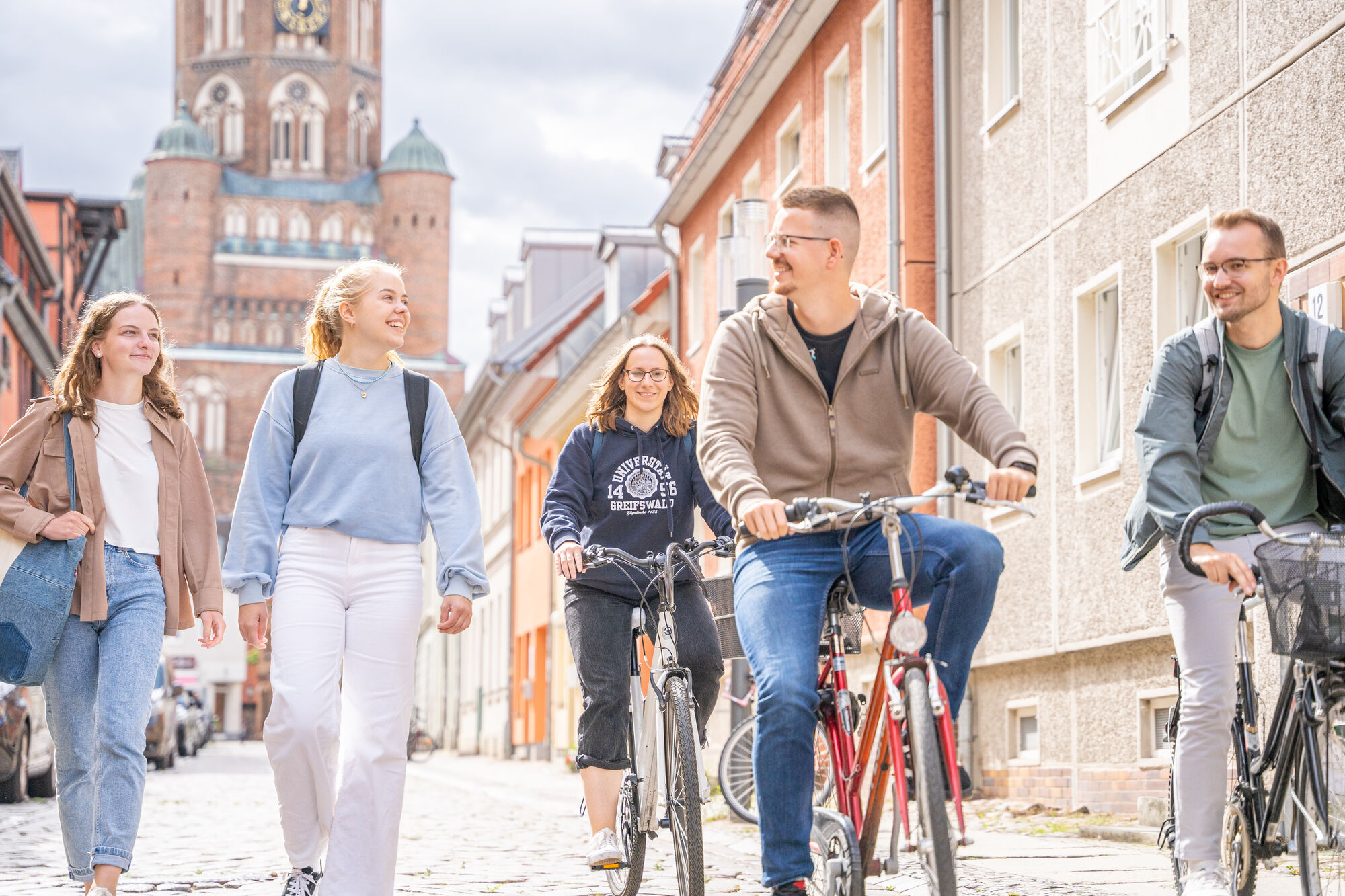 Symbolfoto Studierende in der Stadt Auf dem Foto sind Studierende in der Stadt zu Fuß und mit dem Rad zu sehen.