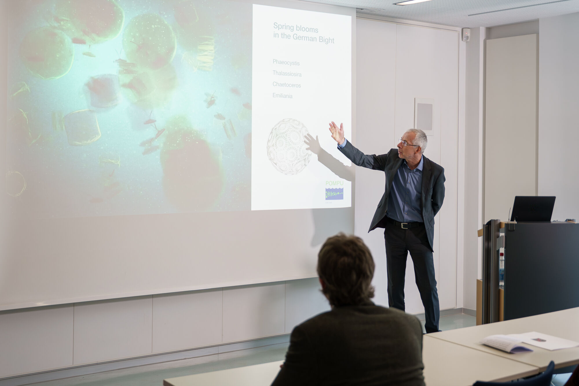 Prof. Thomas Schweder erklärt, welche Fragestellungen im SFB bearbeitet werden. Prof. Thomas Schweder erklärt, welche Fragestellungen im SFB bearbeitet werden.