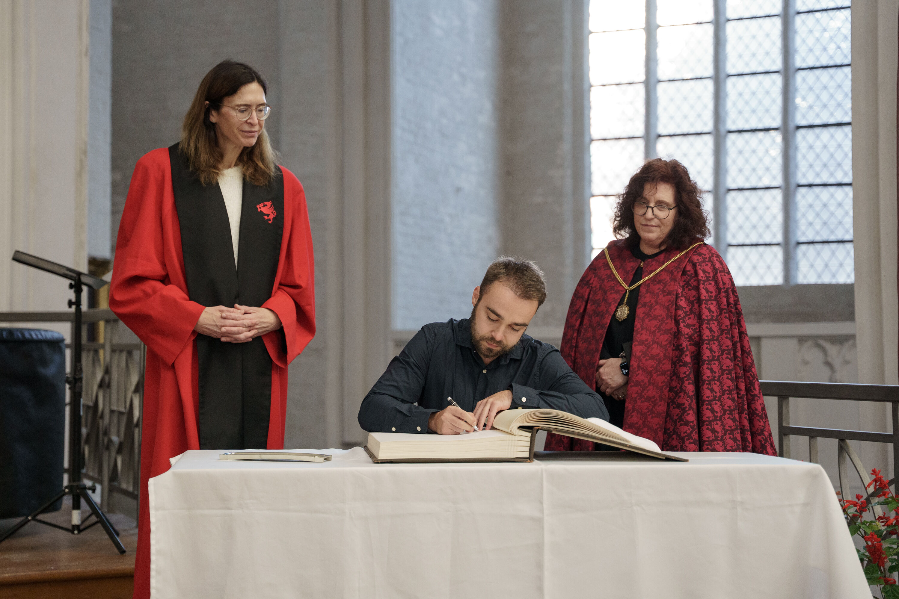 Symbolbild Immatrikulationsfeier Winter 2025/26 Symbolbild Immatrikulationsfeier Winter 2025/26: Ein Studierender schreibt sich in das Goldene Buch der Universität Greifswald ein.
