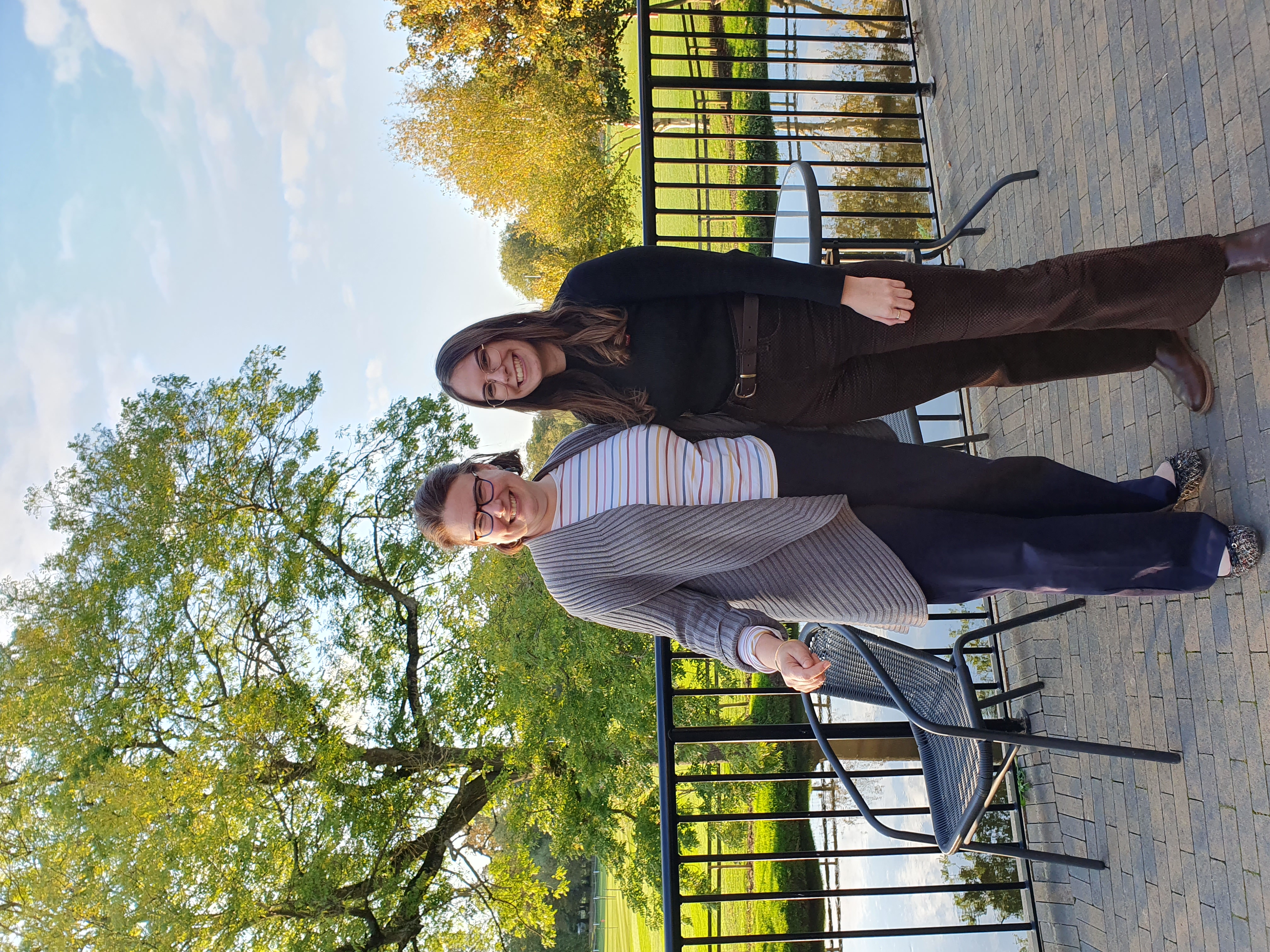 Anna Fromm und Prof. Charlotte Stagg posieren geimeinsam