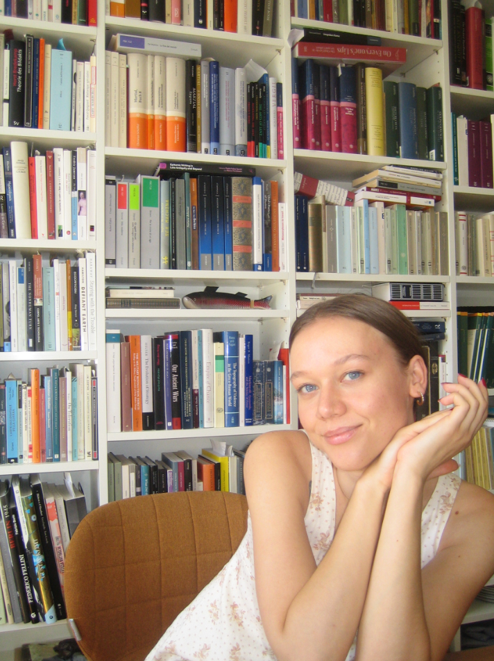 Louise Curtis vor einem Bücherregal