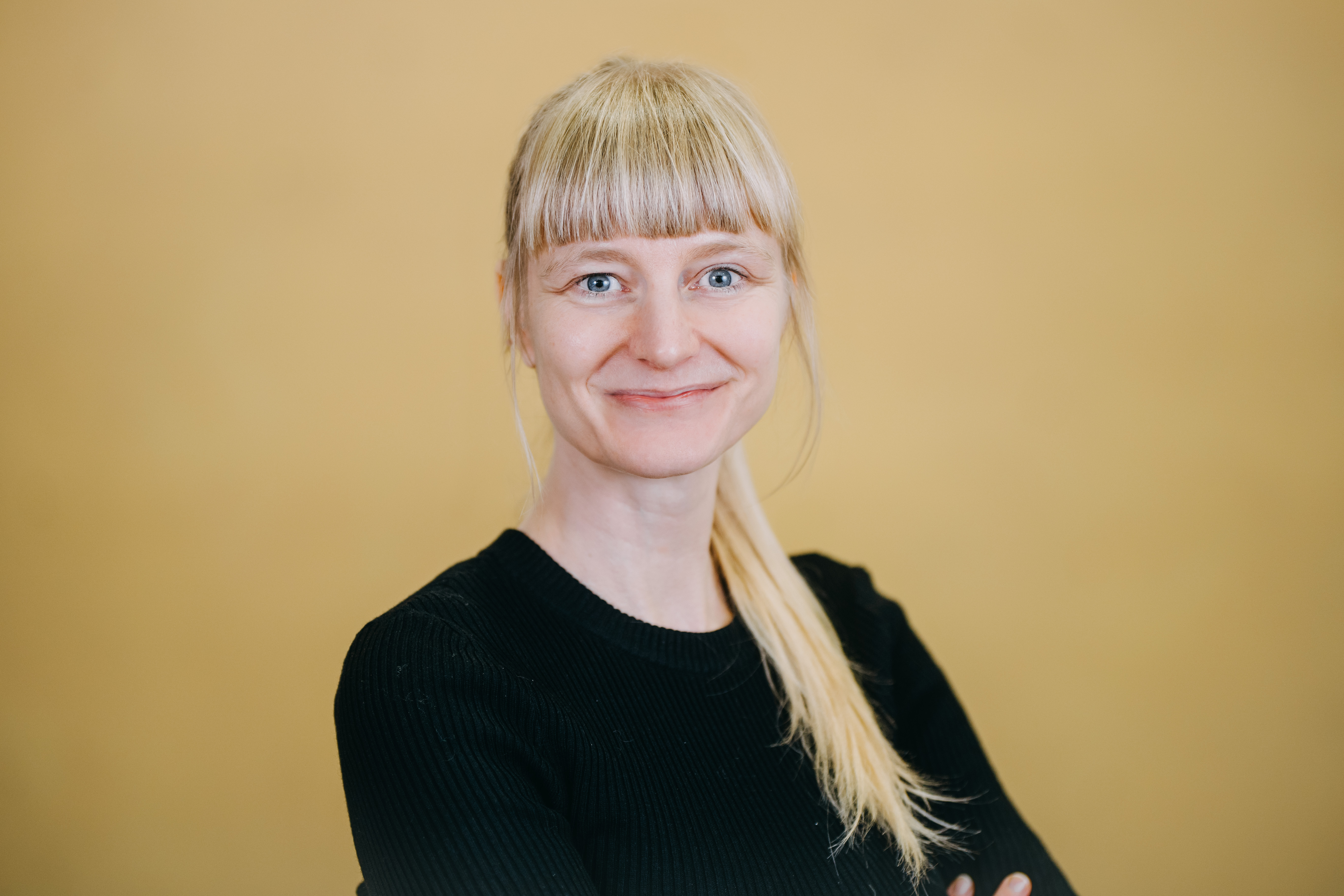 Portraitfoto von Alessa Paluch vor gelbem Hintergrund