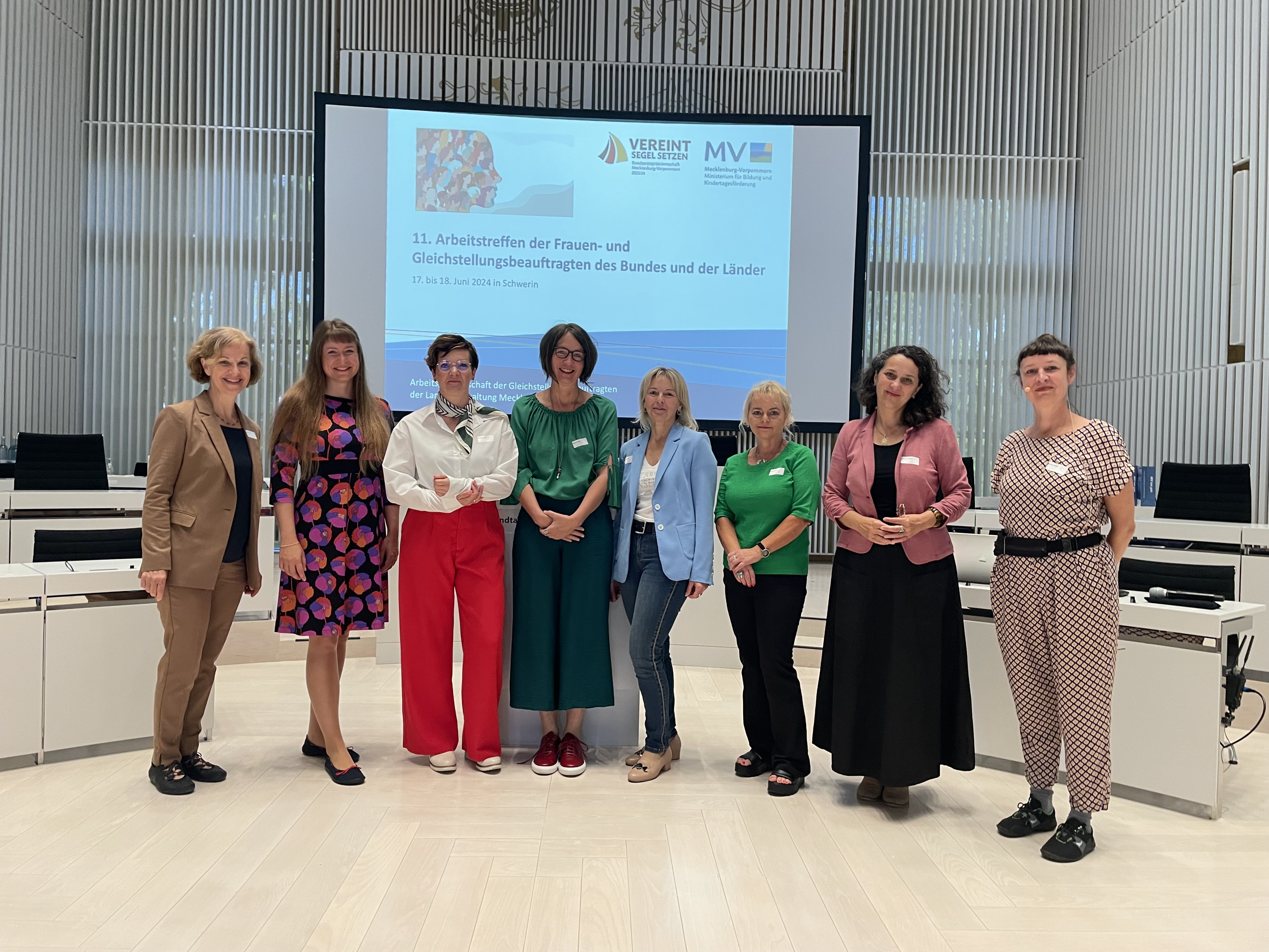 Gruppenfoto der Teilnehmerinnen im Schweriner Landtag