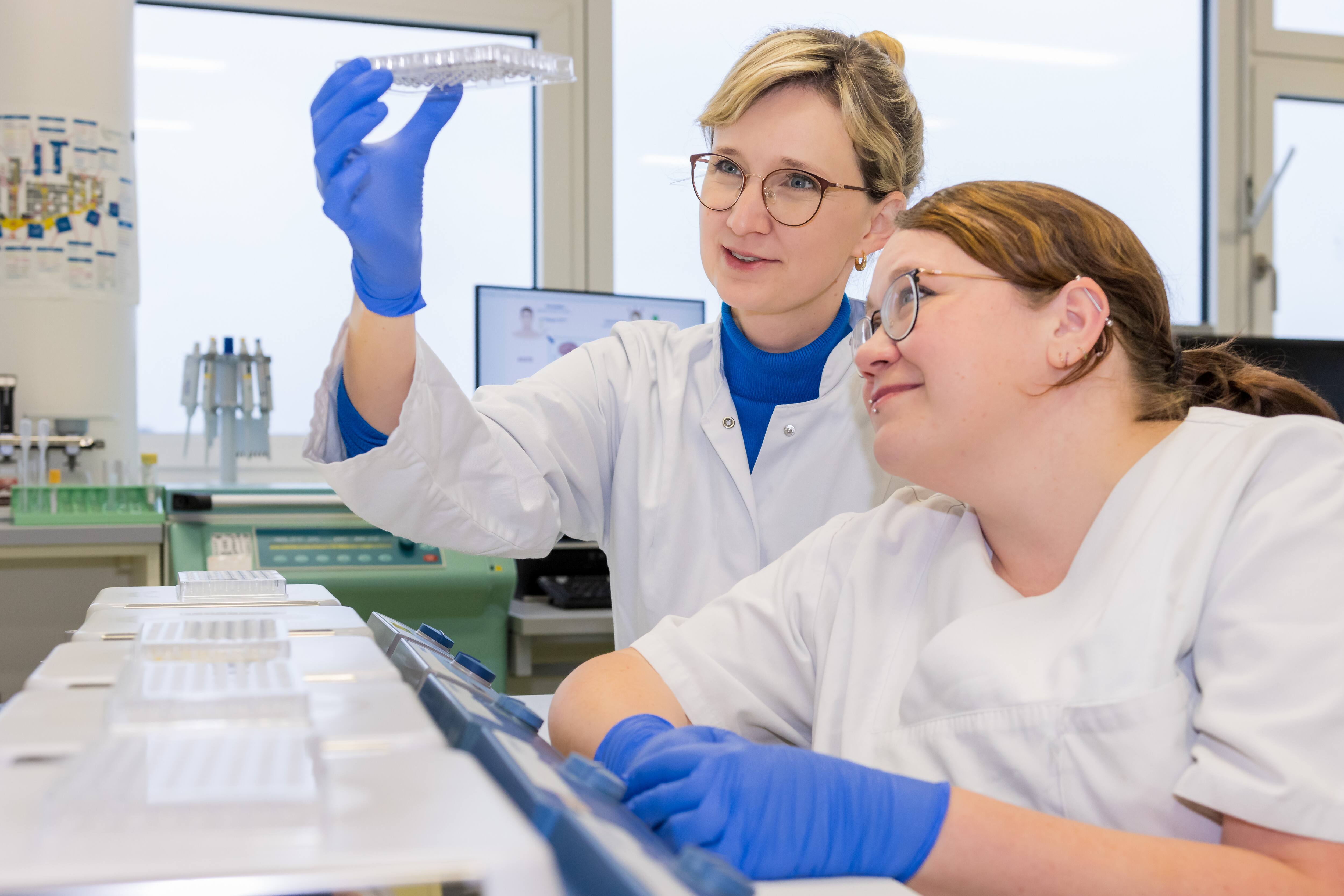 Dr. Linda Schönborn (links) und Julia Klauke bei der Auswertung eines Thrombozyten-Funktionstests Quelle: Jan Wesche