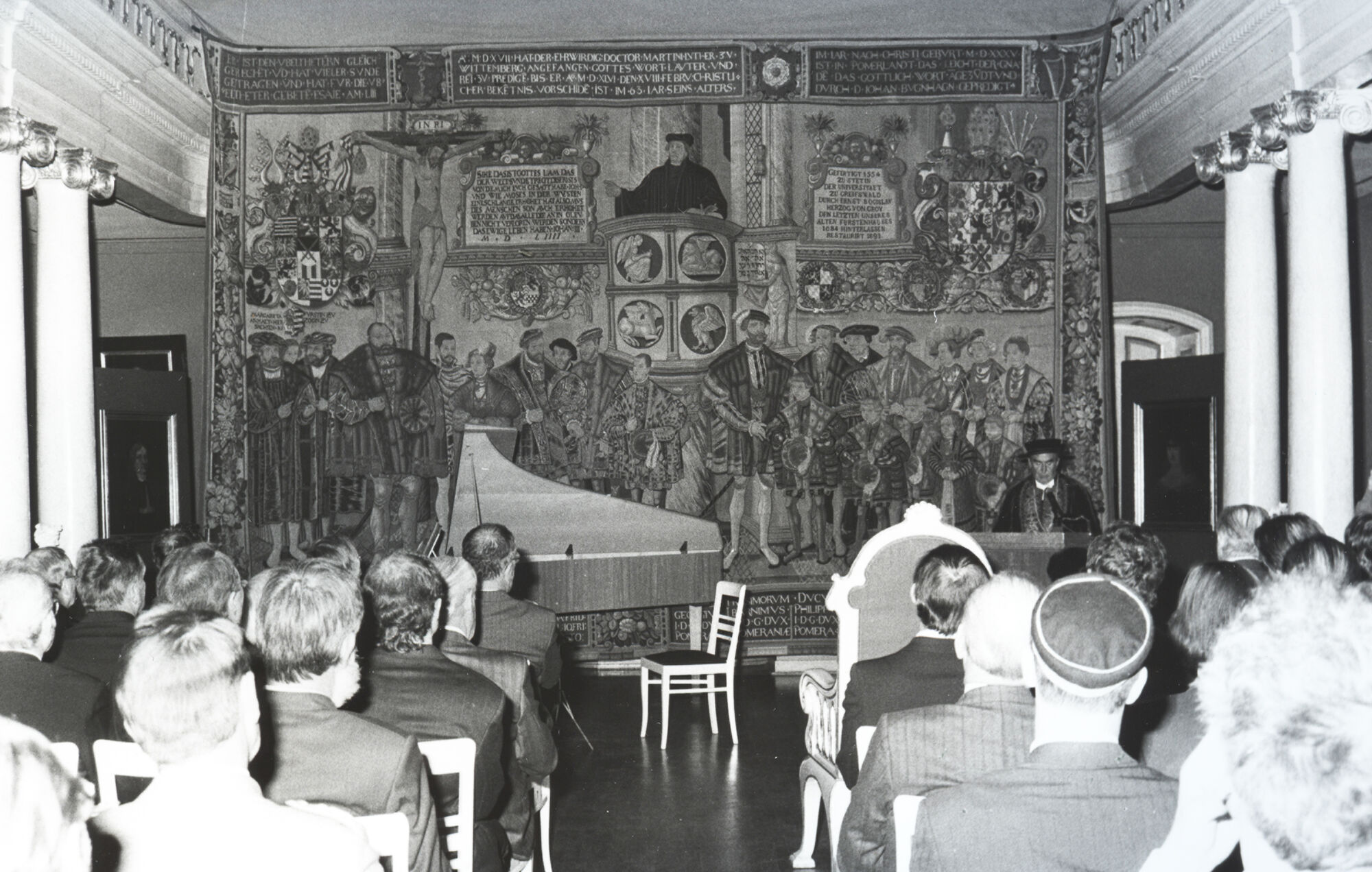 Croyfest at the beginning of the Nineties in the university Aula. © Archive This historical photo depicts the Aula. The Croy Tapestry is hanging from the gallery.
