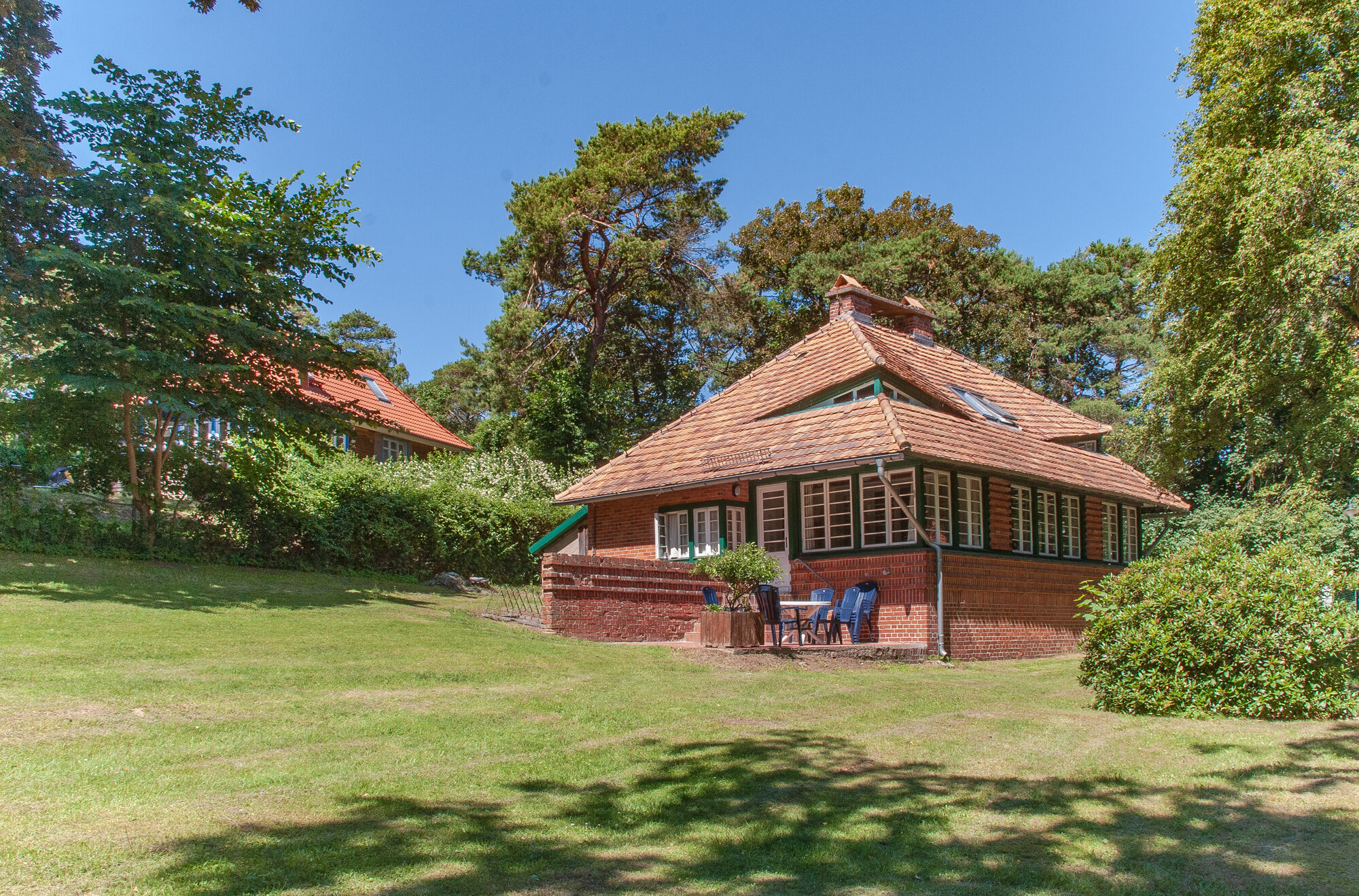 Doktorandenhaus Hiddensee Auf dem Bild ist das das Doktorandenhaus in der Biologischen Station auf Hiddensee zu sehen. Es steht auf einer Wiese, rundherum stehen Bäume.