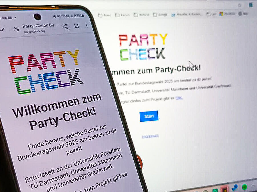 Jemand hält ein Smartphone in der Hand, auf dem die Online-Wahlhilfe aufgerufen wurde. Im Hintergrund läuft ebenfalls die Party-Check-Seite.