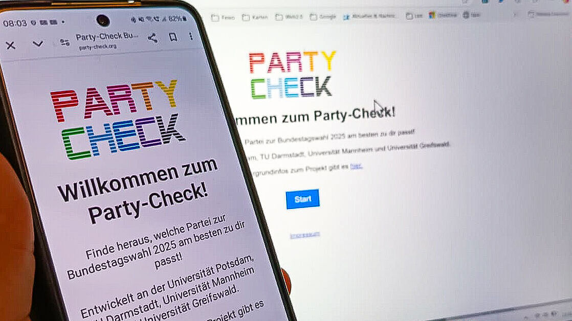 Jemand hält ein Smartphone in der Hand, auf dem die Online-Wahlhilfe aufgerufen wurde. Im Hintergrund läuft ebenfalls die Party-Check-Seite.