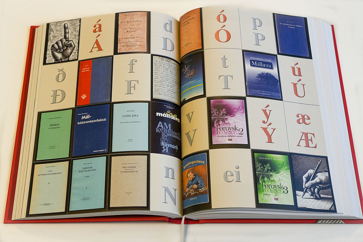 Seiten des Buchs „Føroysk málsøga“ Seiten des Buchs „Føroysk málsøga“ (Färöische Sprache).