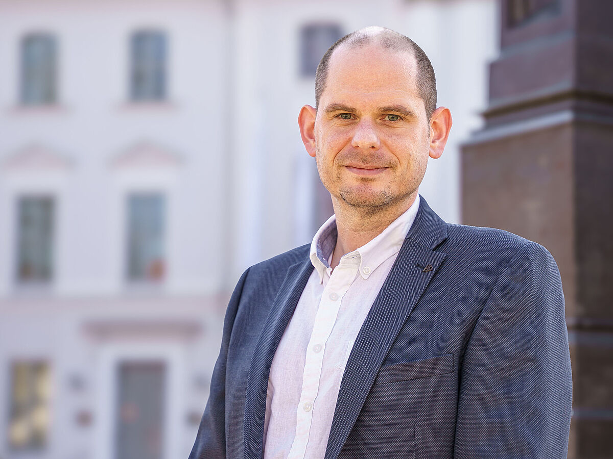 Prof. Dr. Armin Dielforder Prof. Dr. Armin Dielforder im Porträt vor dem Unihauptgebäude.