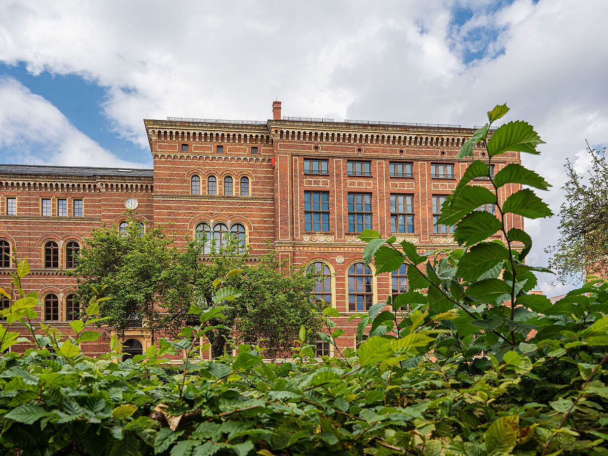 Gebäude der Rechts- und Staatswissenschaftlichen Fakultät am Campus Loefflerstraße