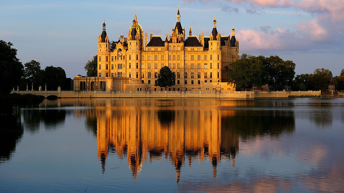 Schweriner Schloss am Abend Das Schweriner Schloss im Abendlicht. Es spiegelt sich im See.