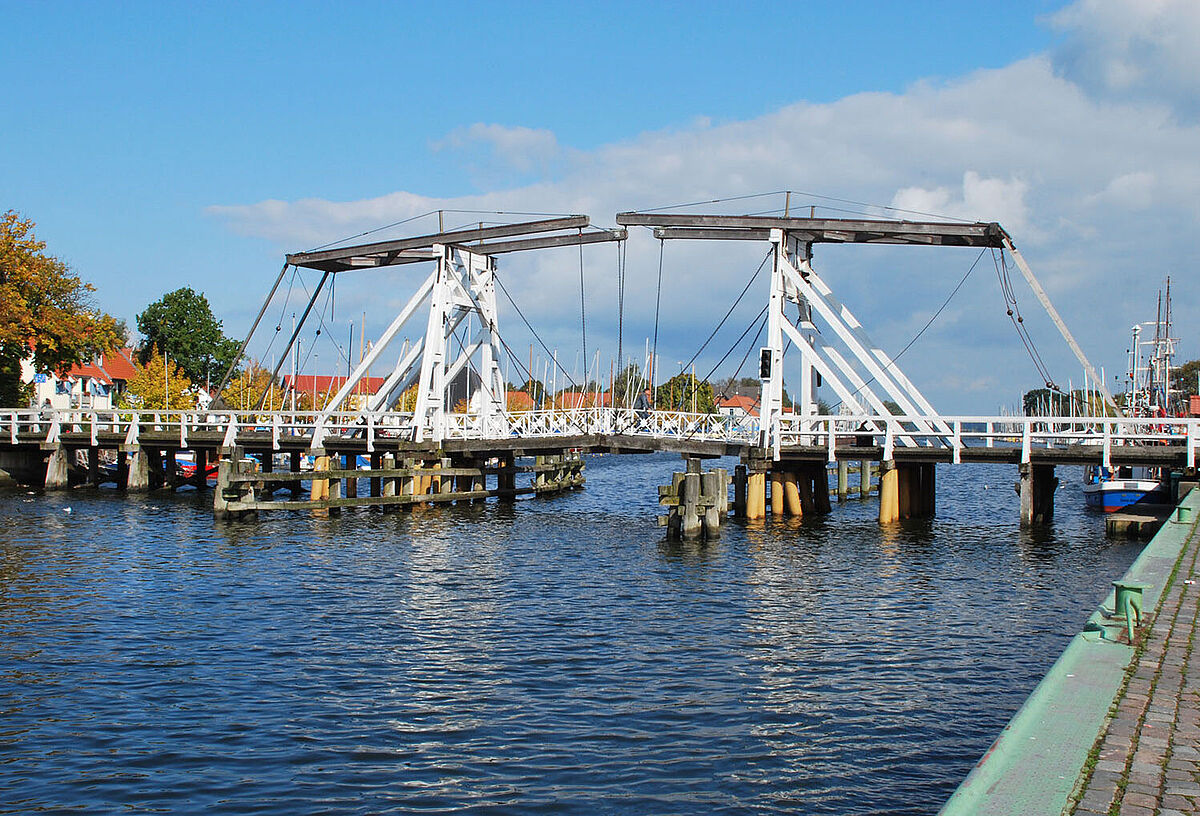 Klappbrücke in Greifswald-Wieck Zu sehen ist die hölzerne, weiß gestrichene Klappbrücke im malerischen Fischerdorf Wieck.