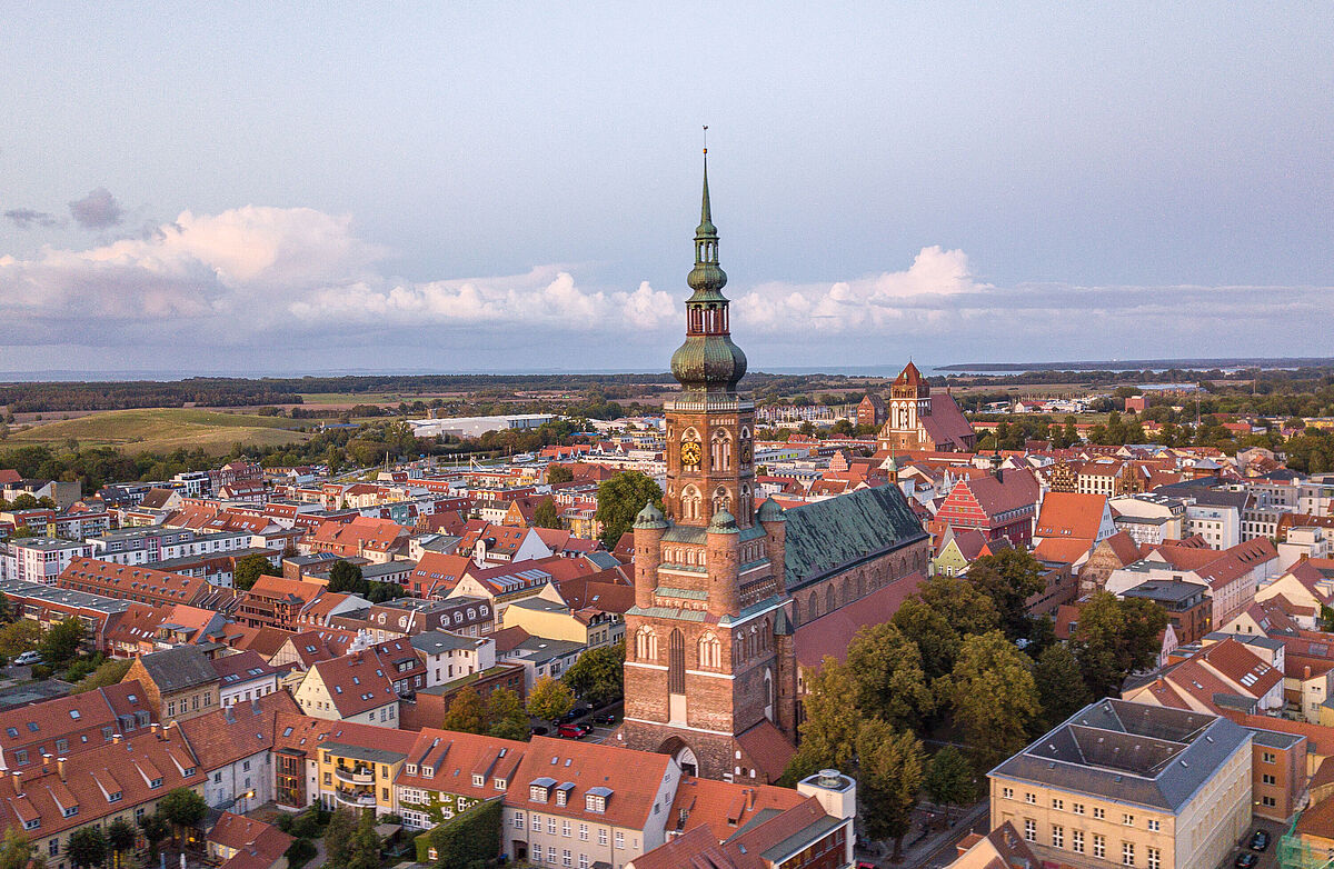 Dom St. Nikolai in Greifswald Blick von oben auf die Stadt und den Greifswalder Dom St. Nikolai. Großer Backsteindom mit grüner Kuppel auf dem Dach.