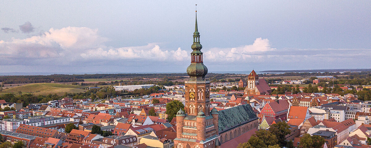 Dom St. Nikolai in Greifswald Blick von oben auf die Stadt und den Greifswalder Dom St. Nikolai. Großer Backsteindom mit grüner Kuppel auf dem Dach.