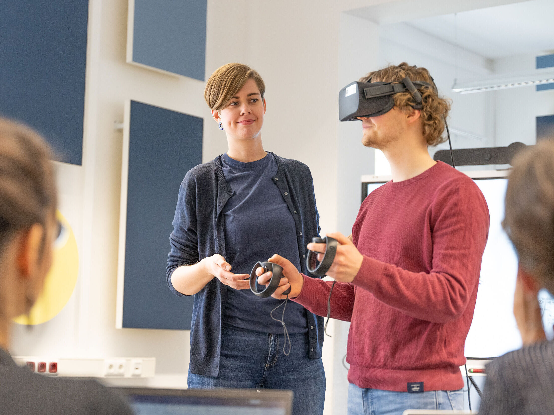 Symbolbild für das Psychologie-Studium In einem Seminar wird von einer Personengruppe eine VR-Brille getestet.