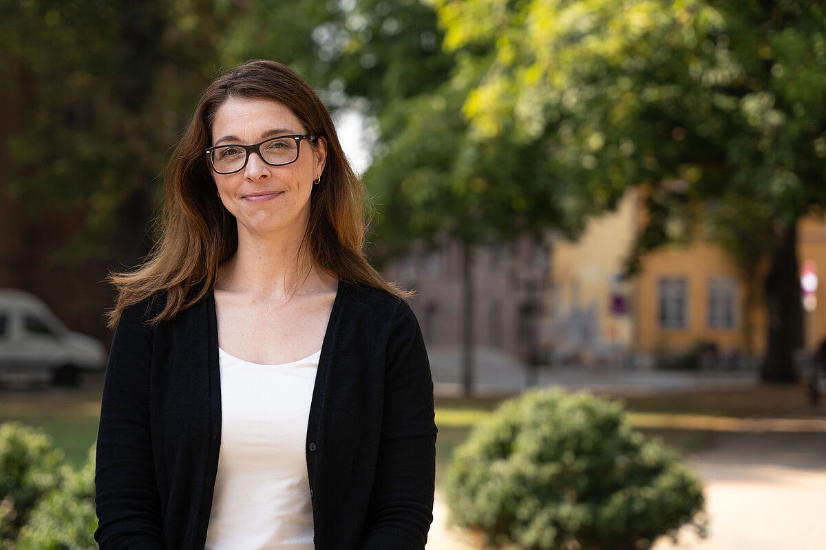 Auf dem Bild ist Dr. Wenke Liedtkezu sehen. Sie steht auf dem Rubenowplatz.