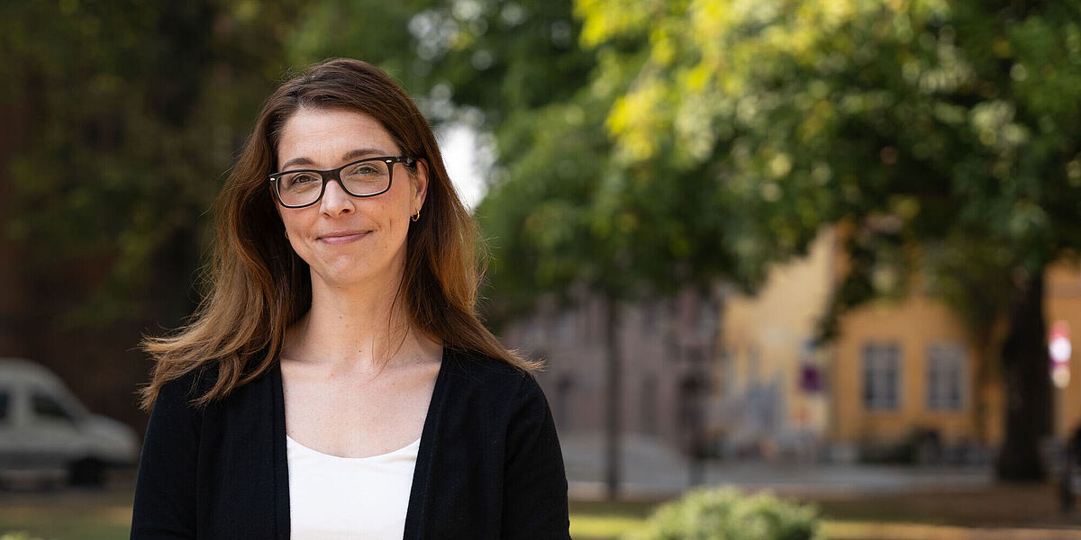 Auf dem Bild ist Dr. Wenke Liedtkezu sehen. Sie steht auf dem Rubenowplatz.