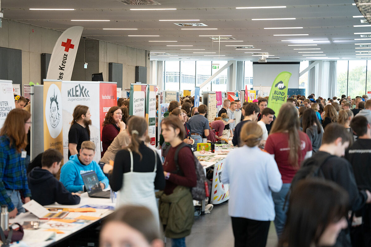 Auf dem Markt der Möglichkeiten Zwischen unterschiedlichen Ständen verschiedener Initiativen informieren sich Studierende über das Angebot.