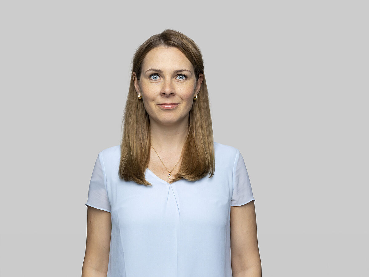 Dr. Theresa Entringer Dr. Theresa Entringer schaut direkt in die Kamera.