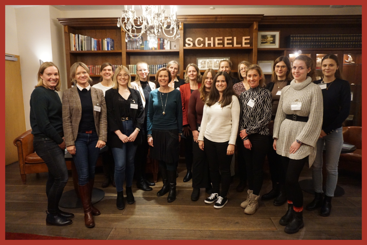 Mentees und Mentorinnen im Jahr 2023 bei KarriereStartMentoring an der Hochschule Stralsund. Gruppenfoto vom Netzwerktreffen im November 2023.